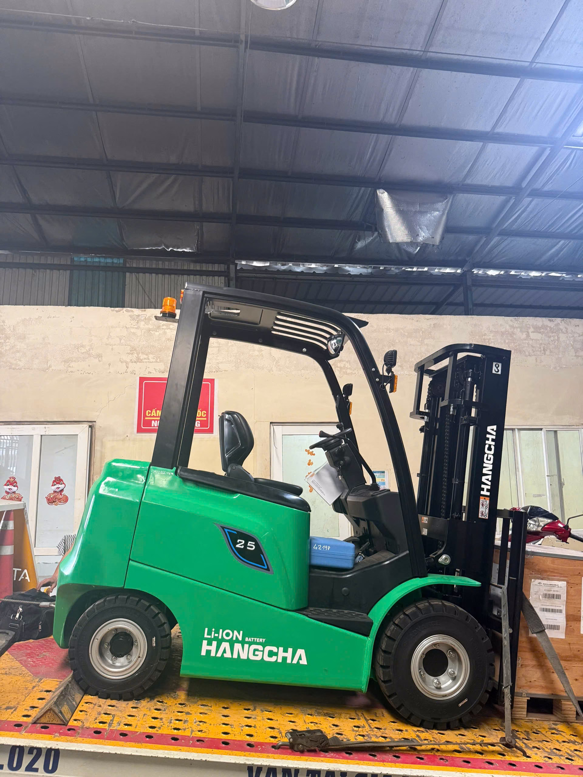 Bàn giao xe nâng điện Lithium 2,5 tấn HANGCHA tại TP.HCM 40 z7457522589266 a7f7e1cc63e06729b8130a99308c1d7a